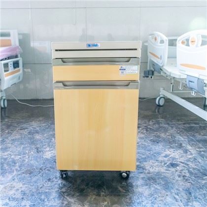 Tábla cois leapa ospidéil le tarraiceáin